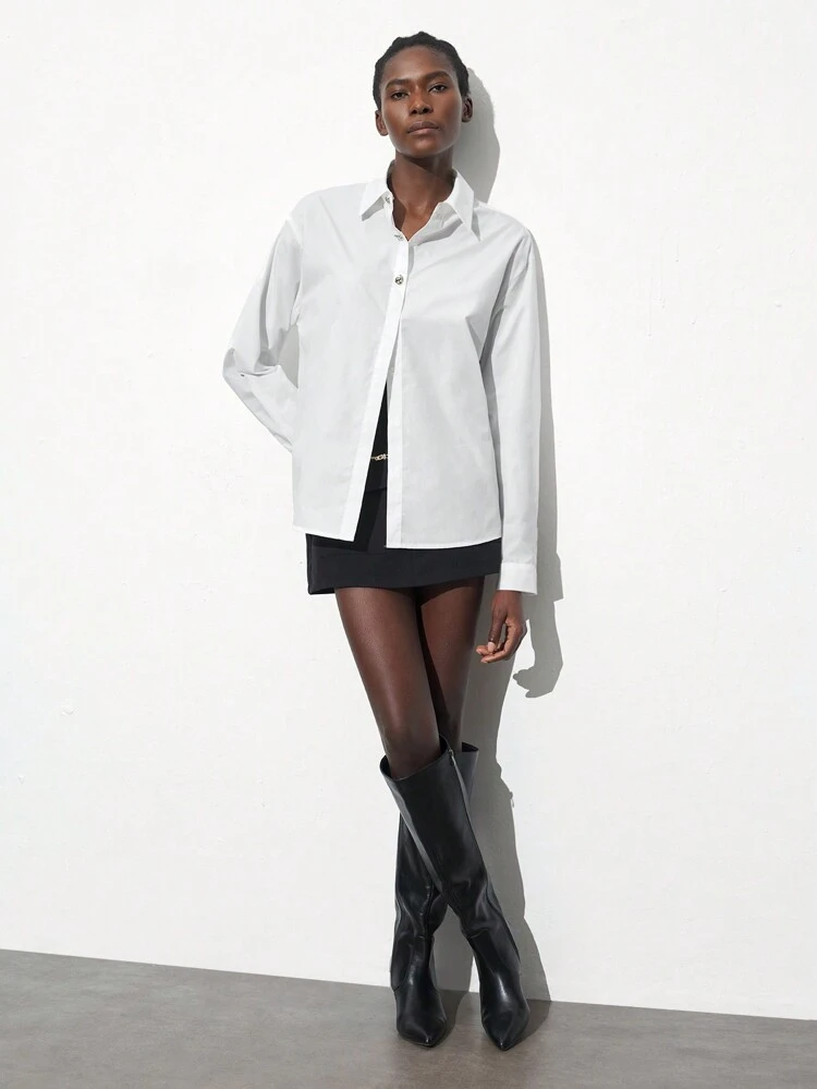 SHEIN Maija Jupe noire pour femmes avec décor de fleur de rose dorée, accent de bouton métallique, style chic urbain polyvalent pour le printemps/l'été, convenant pour les occasions professionnelles, décontractées, croisières, concerts