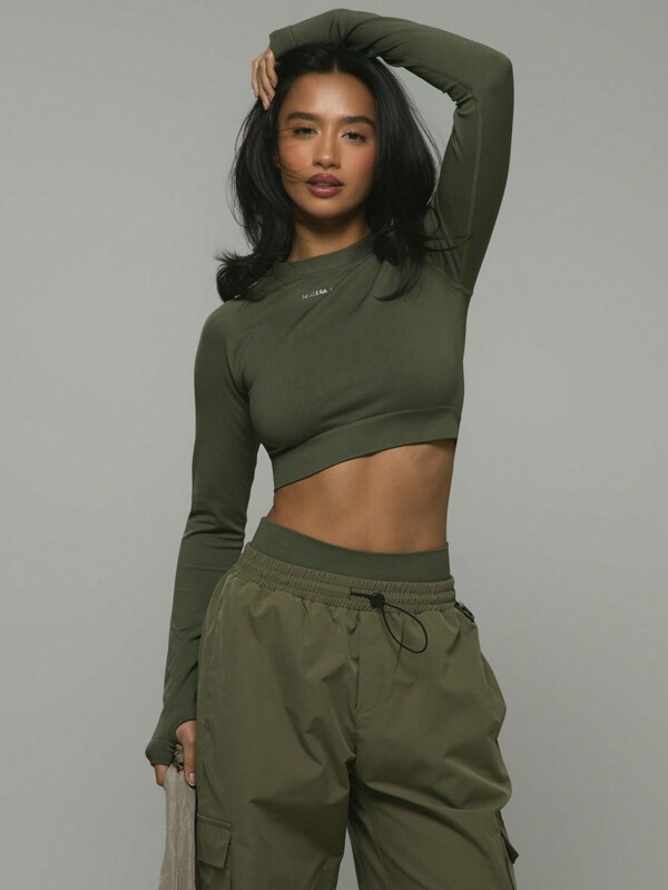 Musera Sport Top de manga larga ajustado y corto con eslogan "Musera Sport" para pádel, tenis, pickleball, gimnasio y fitness