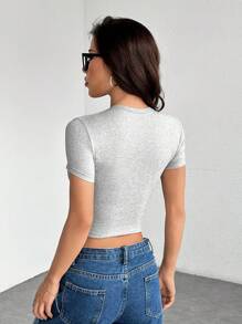 SHEIN PETITE Conjunto de 4 camisetas de mujer de manga corta, de cuello redondo, ajustadas, adecuadas para el verano, en color negro, blanco y gris con estampado floral