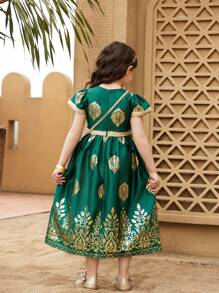 SHEIN Vestido largo maxi de niñas jóvenes de color verde oscuro estilo abaya kaftan jalabiya con patrón de decoración de oro, incluye 1 bolso, cinta de borde dorado, mangas cortas, cuello con bordado floral, apropiado para fiestas, exteriores y ceremonias. Vestido tradicional para el Ramadán y el Día Nacional del Ramadán.