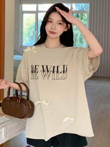 DAZY 女士蕾丝拼布蝴蝶结装饰字母宽松短袖 T 恤超大 T 恤、图案 T 恤 - 杏色 - 查看 2