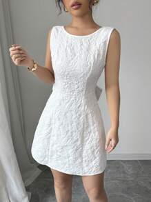 Chiquease 简约系腰露背设计圆领针织面料女式白色吊带连衣裙，带有随机花朵图案 - 白色 - 查看 2