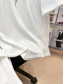 SHEIN 2 sztuki/zestaw nastoletnich chłopców, casualowe spodenki z krótkim rękawem, styl uliczny punk rock, odpowiednie do codziennego noszenia, na imprezy, festiwale muzyczne - wiosna/lato, kolor biały z nadrukiem angielskiej róży na walentynki