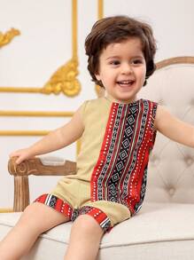 Outfit casual per bambino maschio con maglietta senza maniche a collo tondo e pantaloncini in colore unito con inserti a contrasto