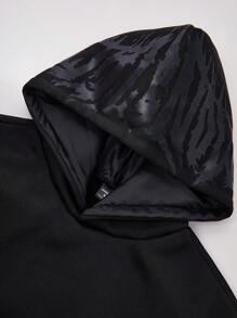 Manfinity EMRG 男士年轻街头风 INS 单品，黑色连帽套头衫，背面饰有深色蜈蚣刺绣，采用撞色面料和略带纹理的拼接设计。秋冬男士黑色连帽衫，黑色图案连帽衫，嘻哈连帽衫，Emo 风格，2000 年代风格，Y2K 风格。 - 黑色 - 查看 4