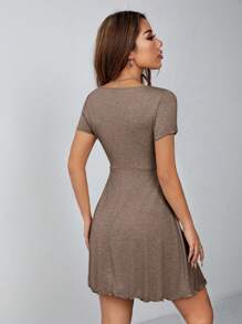 SHEIN PETITE 生菜饰边抽绳结前部夏季女装黑色连衣裙 - 卡其色 - 查看 2