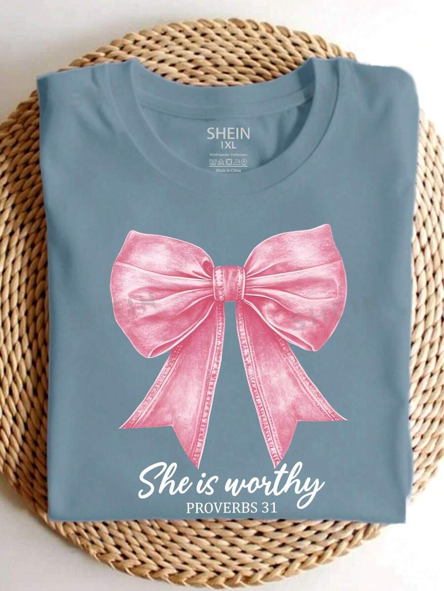 Calvaya Camiseta de mujer de talla grande de manga corta con cuello redondo, estampado gráfico con texto "she is worthy" y lazo rosa, para verano