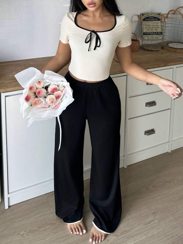 Set de 2 piezas de ropa para usar en casa con top de manga corta y pantalones largos con ribete de color contrastante, atuendo para temporada festiva