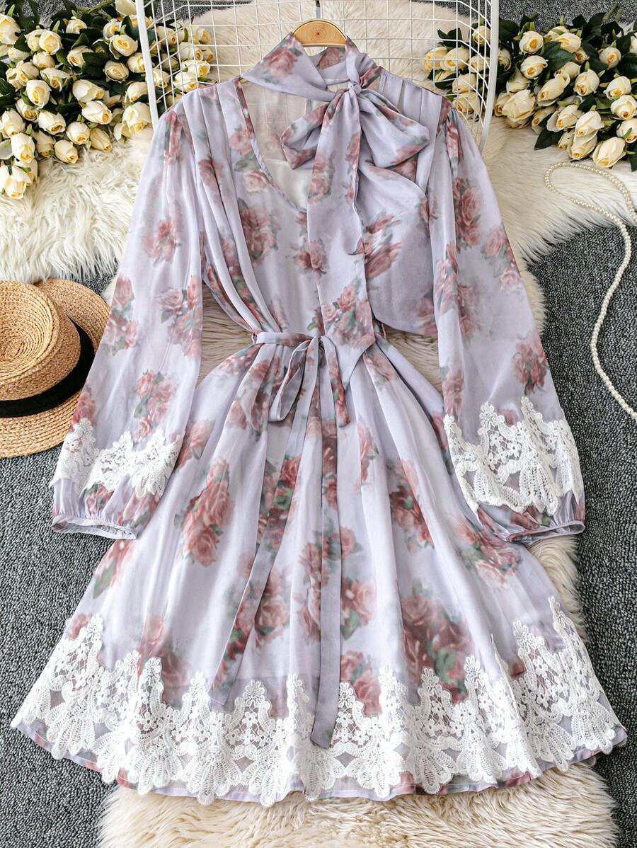 SHEIN Clasi 大码 V 领系带连衣裙，优雅女士花卉印花艺术风格派对晚礼服，中式别致长裙，凉爽减压服装，休闲服 - 彩色 - 查看 1