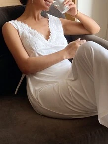 DAZY 浪漫花卉刺绣面料拼布深V领无袖修身长睡袍睡衣