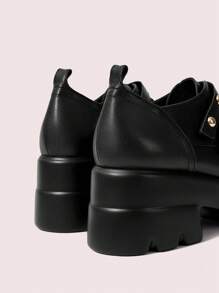 CUCCOO DOLLMOD 女士户外圆头坡跟厚底绣花面料水钻装饰时尚优雅日常及派对扣带黑色平底鞋