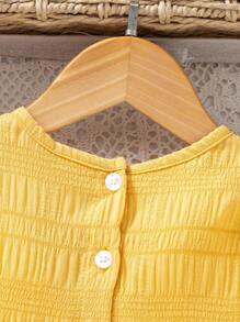 Váy mùa hè tay ngắn viền bèo nhún màu vàng cho bé gái, sử dụng màu vàng tươi tắn tự nhiên làm màu chủ đạo, dễ dàng phù hợp với không khí kỳ nghỉ hè, ngọt ngào và tràn đầy sức sống. - Màu vàng - Xem 7