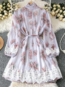 SHEIN Clasi Vestido con cuello en V y lazo delantero talla grande, vestido de fiesta elegante de mujer con estampado floral de estilo artístico, vestido largo de estilo chino, conjunto de ropa de relax para aliviar el estrés, ropa de estar en casa.