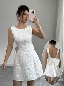 Chiquease 简约系腰露背设计圆领针织面料女式白色吊带连衣裙，带有随机花朵图案 - 白色 - 查看 3