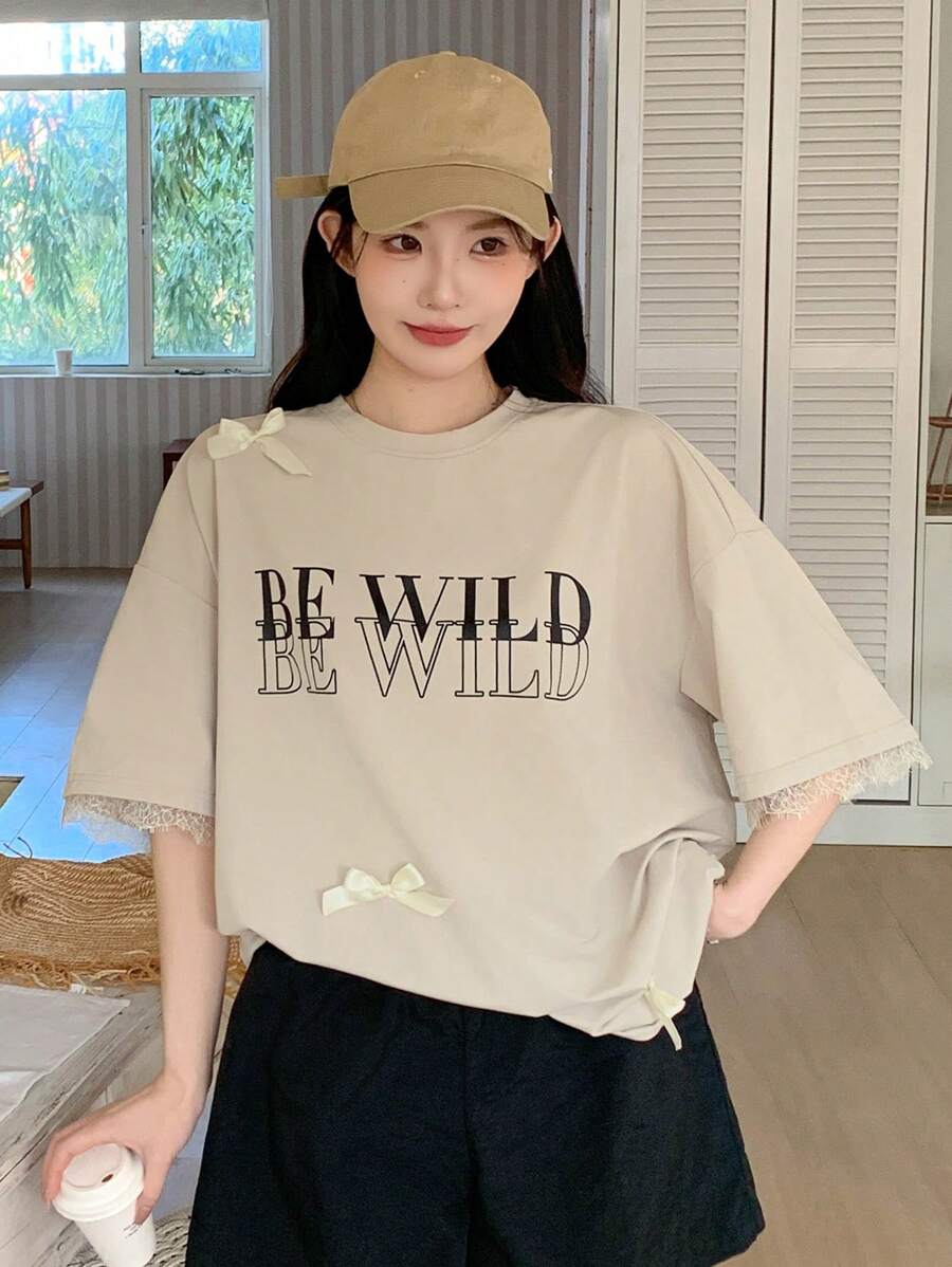 DAZY 女士蕾丝拼布蝴蝶结装饰字母宽松短袖 T 恤超大 T 恤、图案 T 恤 - 杏色 - 查看 1