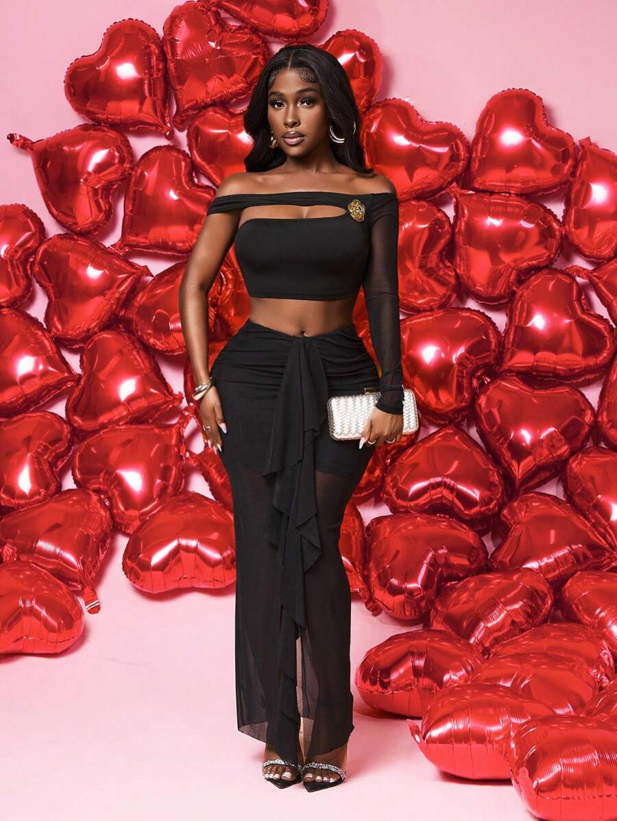 BamGleam Conjunto de blusa con hombros descubiertos y falda, con detalle metalizado de flor, manga corta, efecto arrugado y volante transparente, en color negro para el Día de San Valentín