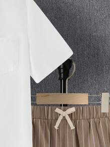SHEIN 2 piezas Camisa con bolsillo parche y Pantalones cortos con cordón a rayas verticales para adolescentes; Ropa de primavera; Ropa para niños adolescentes; Chaquetas para adolescentes, primavera de vuelta al colegio