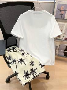SHEIN Set de 2 piezas de pantalón corto y camiseta de manga corta informal para adolescentes, estilo callejero, punk, rock, universidad, para uso diario, fiestas, festivales de música, adecuado para primavera y verano, con estampado de palmeras, shorts de playa, tropical - Blanco - Ver 2