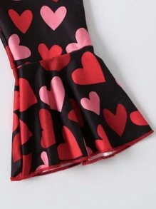 女婴 2 件套服装：荷叶边字母印花长袖连体衣和心形印花喇叭裤，时尚简约，适合春秋季节，可作为礼物