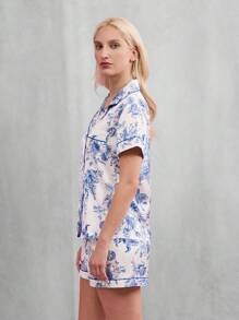 TryMe Bộ đồ ngủ bằng vải satin tay ngắn cài nút cổ ve in họa tiết vườn - Màu xanh lam - Xem 4