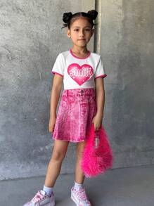 SHEIN 配套姐妹套装：女孩休闲百搭百搭美式街头时尚运动街头 Y2K 甜美 INS 风格撞色心形印花白色短款圆领 T 恤 + 水洗复古紫红色迷你褶皱牛仔裙套装 - 彩色 - 查看 4