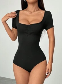 SHEIN Unity 1套3件方领褶皱紧身连体衣，白色、灰色和黑色。采用超弹柔软面料制成，时尚简约的设计，适合日常穿着，适合春夏季节