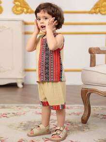 Outfit casual per bambino maschio con maglietta senza maniche a collo tondo e pantaloncini in colore unito con inserti a contrasto
