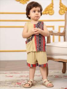 Outfit casual per bambino maschio con maglietta senza maniche a collo tondo e pantaloncini in colore unito con inserti a contrasto
