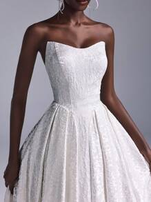 SHEIN Belle 优雅奢华的白色提花缎面紧身舞会礼服，配有超长喇叭裙和后系带设计，适合浪漫婚礼、新娘