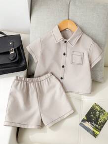 SHEIN Set de 2 piezas: Camisa de manga corta con puntada de contraste y pantalón corto de cintura elástica para niño bebé