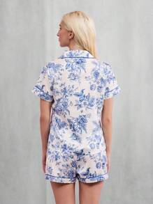 TryMe Bộ đồ ngủ bằng vải satin tay ngắn cài nút cổ ve in họa tiết vườn - Màu xanh lam - Xem 2