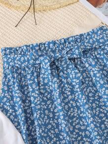 SHEIN Set de 2 piezas para adolescentes: Camiseta gráfica blanca de punto con acento de estampado floral diminuto y lazo, y falda larga con estampado floral diminuto, apropiada para vacaciones, ocio, fiestas, almuerzos, festivales de música.