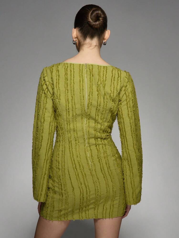 MISSGUIDED Vestido corto ajustado con volantes y manga larga texturizada para Navidad