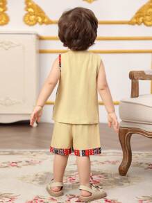 Outfit casual per bambino maschio con maglietta senza maniche a collo tondo e pantaloncini in colore unito con inserti a contrasto