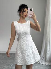 Chiquease 简约系腰露背设计圆领针织面料女式白色吊带连衣裙，带有随机花朵图案 - 白色 - 查看 8