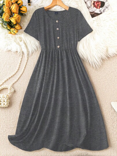 SHEIN LUNE 大码基本款正面纽扣装饰圆领短袖舒适黑色连衣裙，春夏季