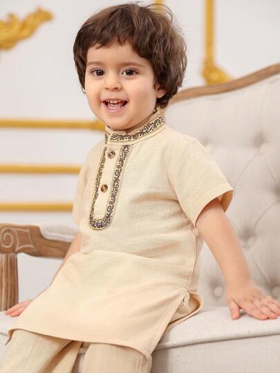 男婴卡其色领短袖衬衫和裤子套装，兼具舒适性和时尚性，适合男婴日常穿着