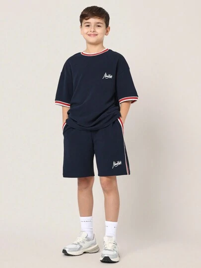  SUMWON 青少年运动两件套，现代都市街头风运动训练服，学院风休闲运动套装，舒适百搭，适合上学、周末活动和度假穿着。