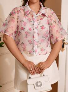 SHEIN VCAY بلوزة قصيرة بأكمام قصيرة مطبوع عليها الأزهار بأسلوب بوهو وأزرار أمامية ملائمة للمناسبات غير الرسمية ، للاستخدام في العطلات الصيفية والخروجات المختلفة ، وأجواء المهرجانات والحفلات المناسبة للمرأة المعلمة خلال فصل الربيع