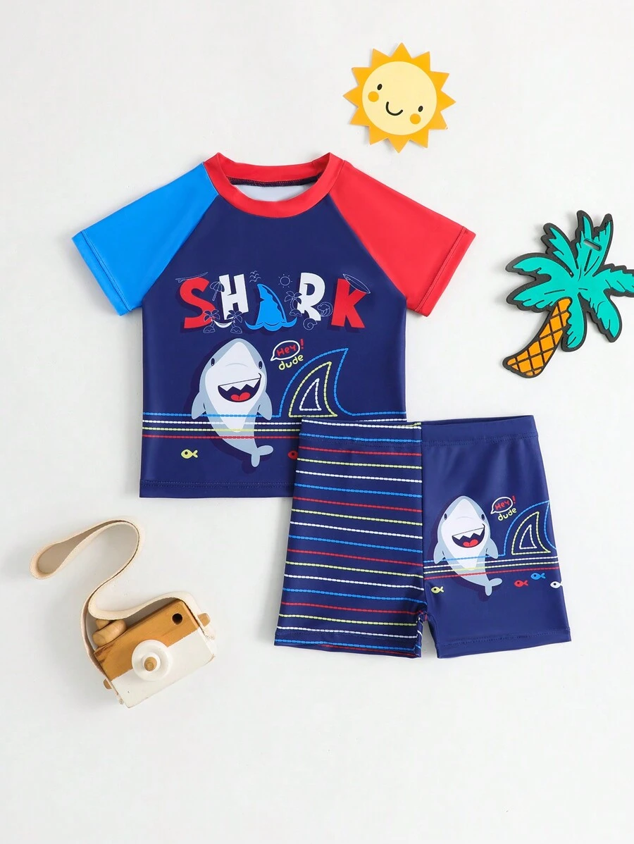 Conjunto de bañador para niño pequeño con parte superior de manga corta de cuello redondo y unicolor, y pantalón corto