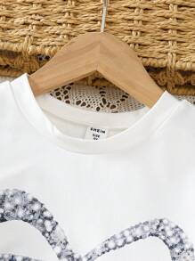SHEIN Nieuw gelanceerd! Meisjes T-shirts met korte mouwen, ronde hals en strikprint voor tieners. Ze zijn comfortabel, modieus, schattig, lief en hebben een Japanse en Koreaanse casual stijl.