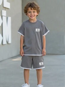 2pcs Young Boy Textured Fabric 2-In-1 Top And Pants Set. Contrast Trim Design Brings Multi-Layered Wearing Feel, With Logo Accent For 3D Effect, Crafted With Refined Workmanship. New Style In Simple And Fashionable Design, Showcases Boy's Personalized, Suitable For Casual Daily And School Wear, Fits 4-7 Years Old Kids In Summer