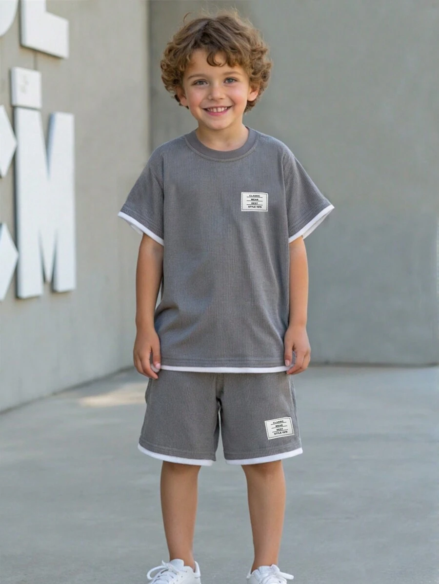 2pcs Young Boy Textured Fabric 2-In-1 Top And Pants Set. Contrast Trim Design Brings Multi-Layered Wearing Feel, With Logo Accent For 3D Effect, Crafted With Refined Workmanship. New Style In Simple And Fashionable Design, Showcases Boy's Personalized, Suitable For Casual Daily And School Wear, Fits 4-7 Years Old Kids In Summer