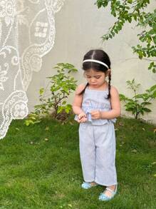SHEIN LMoss Kids Conjunto de top de tirantes acanalado con volantes y pantalones a rayas, look adorable para bebé niña en verano - Azul y blanco - Ver 6