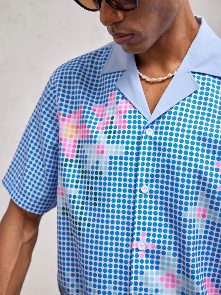 Chemise casual à manches courtes pour hommes, col rabattu, avec imprimé floral en mosaïque de patchwork bleu, style ample et épaule dégagée. Convient pour le port quotidien, les vacances, la Saint-Valentin, les fêtes