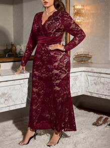 SHEIN Essnce Vestido largo elegante y cómodo con escote en V, manga larga, encaje rojo y cola de pez para mujer de talla grande. Ideal para Año Nuevo, eventos formales, sesiones de fotos, fiestas de Navidad, San Valentín, cumpleaños y citas. - Burdeos - Ver 6