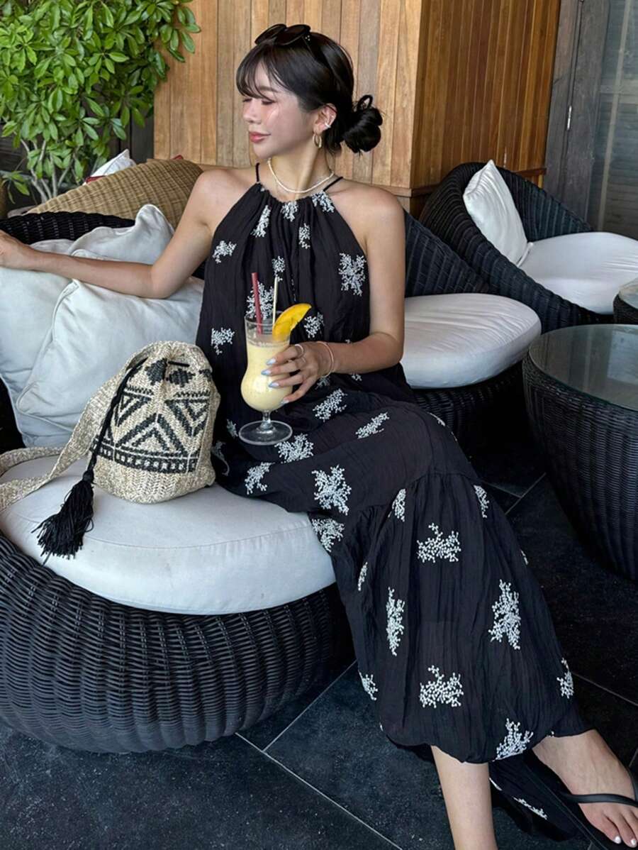 DAZY Vestido maxi de playa con cuello halter, estampado floral bordado y holgado, adecuado para vacaciones y verano. Vestido largo con drapeado, vestido de vacaciones para mujeres, vestido tipo ama de leche