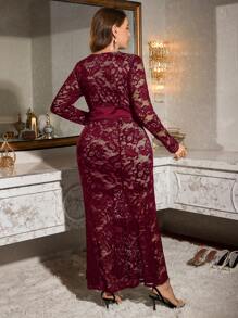 SHEIN Essnce Vestido largo elegante y cómodo con escote en V, manga larga, encaje rojo y cola de pez para mujer de talla grande. Ideal para Año Nuevo, eventos formales, sesiones de fotos, fiestas de Navidad, San Valentín, cumpleaños y citas. - Burdeos - Ver 2