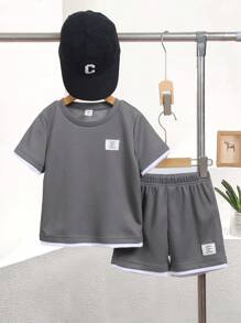 2pcs Young Boy Textured Fabric 2-In-1 Top And Pants Set. Contrast Trim Design Brings Multi-Layered Wearing Feel, With Logo Accent For 3D Effect, Crafted With Refined Workmanship. New Style In Simple And Fashionable Design, Showcases Boy's Personalized, Suitable For Casual Daily And School Wear, Fits 4-7 Years Old Kids In Summer