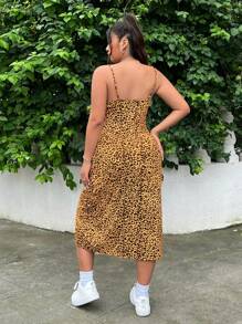 SHEIN EZwear 大码女式夏季至初秋时尚休闲性感风格豹纹图案无袖荷叶边装饰侧开衩中长连衣裙，适合派对和海滩度假 - 鏽棕色 - 查看 2